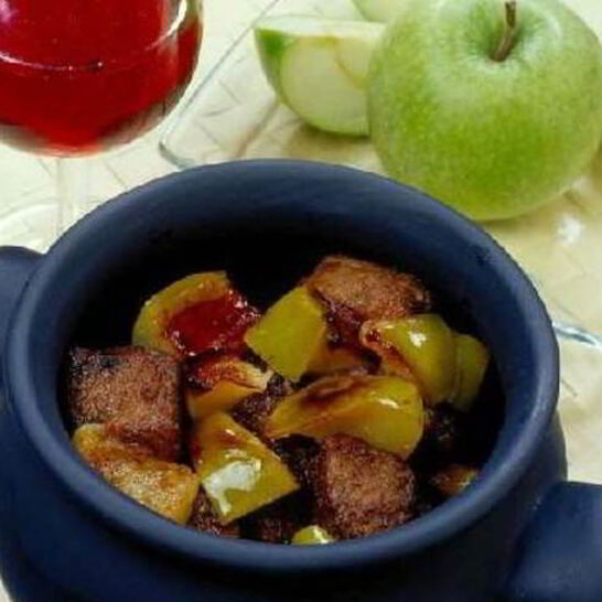 Рецепт ароматной печени с яблоками в горшочке