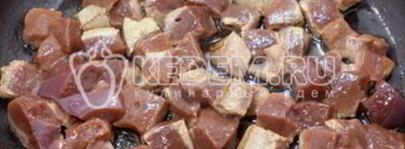 говяжья печень со сметаной и зеленью. Шаг 4