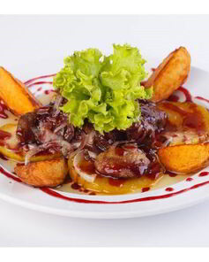 Куриная печень с яблоками в соусе из портвейна и брусники