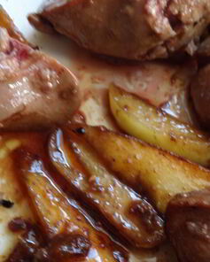 Куриная печень в карамели с яблоками