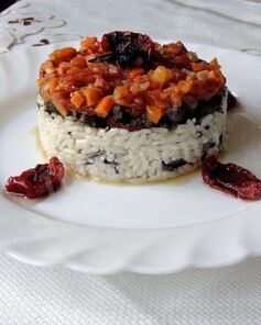 Печень говяжья маринованная в белом вине и прованских травах под томатно-овощным соусом