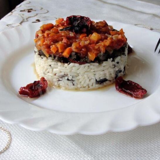 Рецепт печени говяжья маринованная в белом вине и прованских травах под томатно-овощным соусом