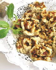 Сырное печенье с песто из помидоров, оливок и зелени