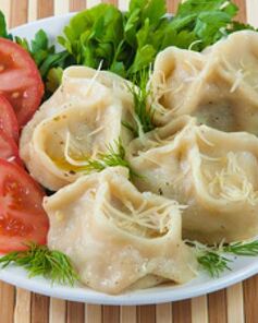 Хинкали с томатами и салатом