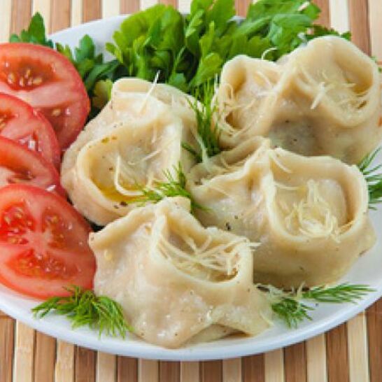 Рецепт хинкали с томатами и салатом