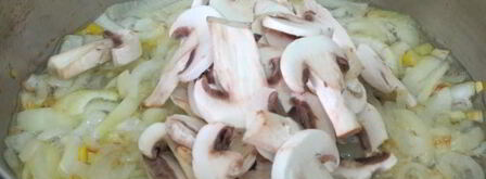 пельмени с грибами в горшочках в духовке. Шаг 7