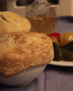 Пельмени в соусе из белых грибов под хлебной шапкой