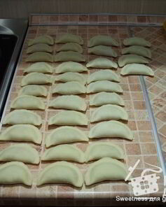 Универсальное тесто для вареников, пельменей, поз, чебуреков