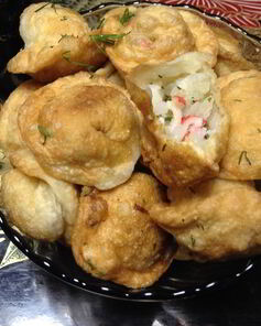 Жареные пельмени с рисом и крабовыми палочками