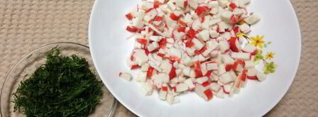 жареные пельмени с рисом и крабовыми палочками. Шаг 3