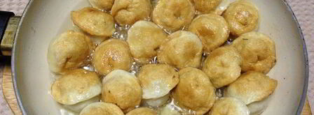 жареные пельмени с рисом и крабовыми палочками. Шаг 7