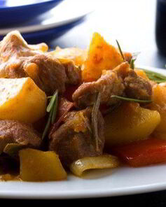 Острое свиное рагу с парикой, перцем чили и картофелем