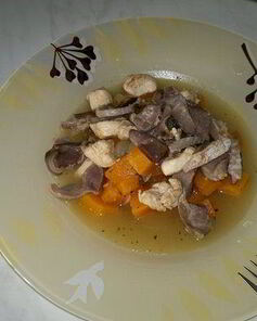 Рагу из острой тыквы с желудками и грудкой