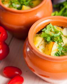 Рагу с курицей и овощами в горшочках