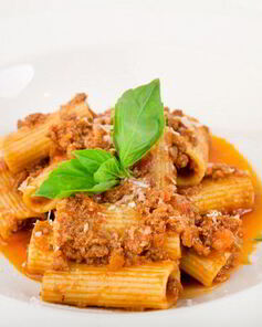 Ригатони с рагу из ягненка