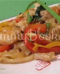 Рисовая лапша с индюшиным филе и овощами