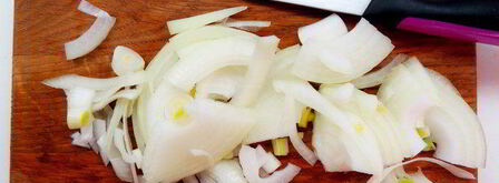 форель на луковой подушке под сливочно-сметанным соусом с хреном. Шаг 3