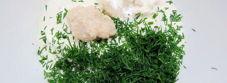 форель на луковой подушке под сливочно-сметанным соусом с хреном. Шаг 7