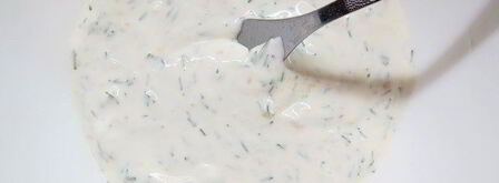 форель на луковой подушке под сливочно-сметанным соусом с хреном. Шаг 8