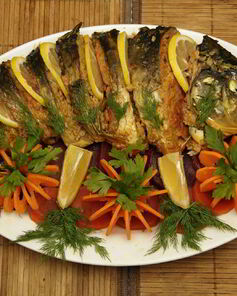 Карп, запеченный с овощами в духовке