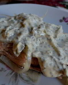 Холодный припущенный лосось под майонезом с травами