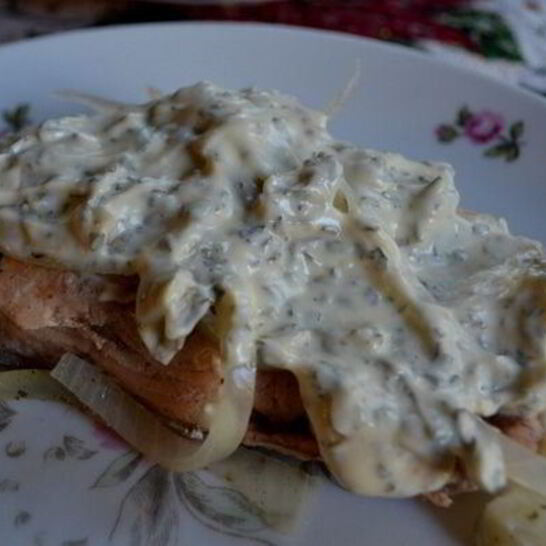 Рецепт холодного припущенного лосося под майонезом с травами