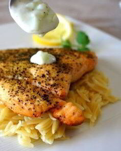 Лосось по-гречески с соусом дзадзики