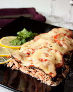 Лосось с маслинами и томатами