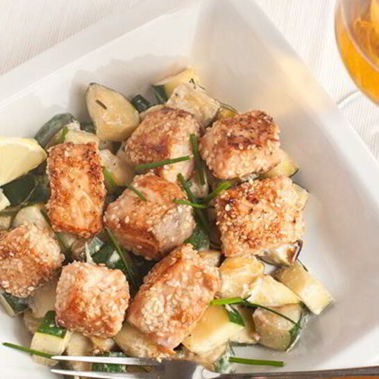 Рецепт лосося в кунжуте на подушке из цуккини