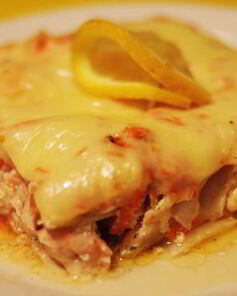 Лосось, запеченный под овощной подушкой