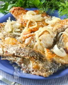 Рыба тушеная в сметане