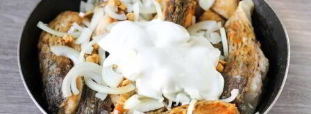 рыба тушеная в сметане. Шаг 10