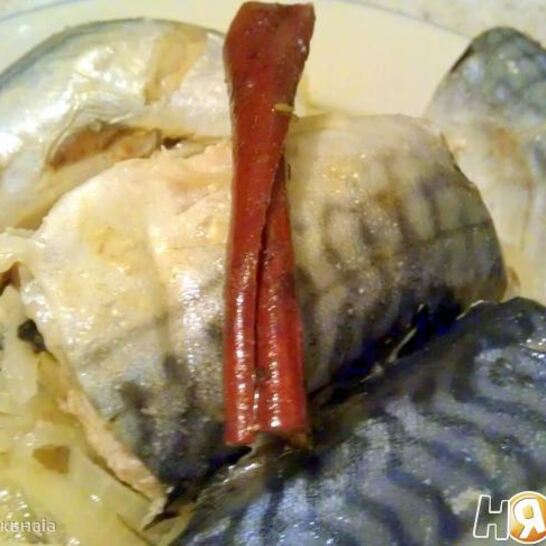 Рецепт скумбрии в очень пряном маринаде и луковой шубке