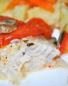 Запеченная тилапия с грибами и помидорами