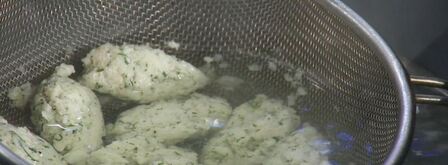 рыбные клецки с фунчозой и соевым соусом. Шаг 3