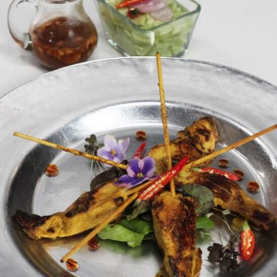 Рецепт острых тайских шашлычков сатай со свежим салатом из огурца и ореховым соусом