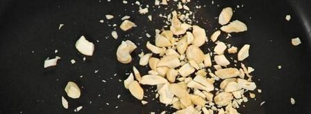 острые тайские шашлычки сатай со свежим салатом из огурца и ореховым соусом. Шаг 3