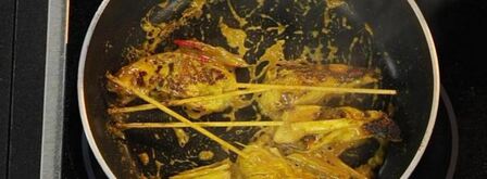 острые тайские шашлычки сатай со свежим салатом из огурца и ореховым соусом. Шаг 5