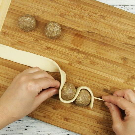 Рецепт шашлыков из фарша со слоеным тестом