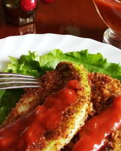 Капустный шницель с томатным соусом