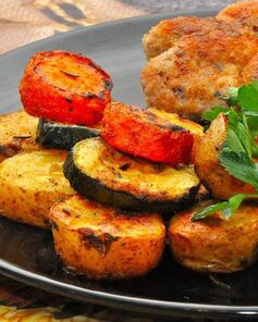 Шницель и печеные овощи