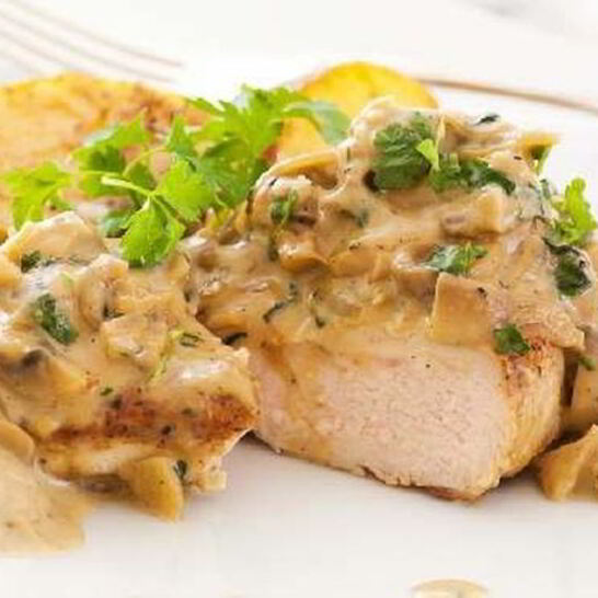 Рецепт запеченного шницеля из индейки со сливочным соусом из лесных грибов