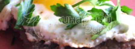 бифштекс, стейк из говядины с яйцом. Шаг 8