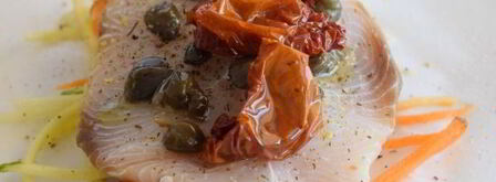 рыбный стейк на подушке из овощей в пергаменте. Шаг 8