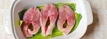 рыбные стейки на листьях пража. Шаг 4