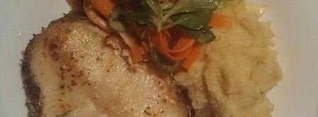 стейк из белой рыбы с пюре и весенним салатом. Шаг 9