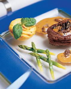 Стейк из говядины со сморчками и картофельным пюре