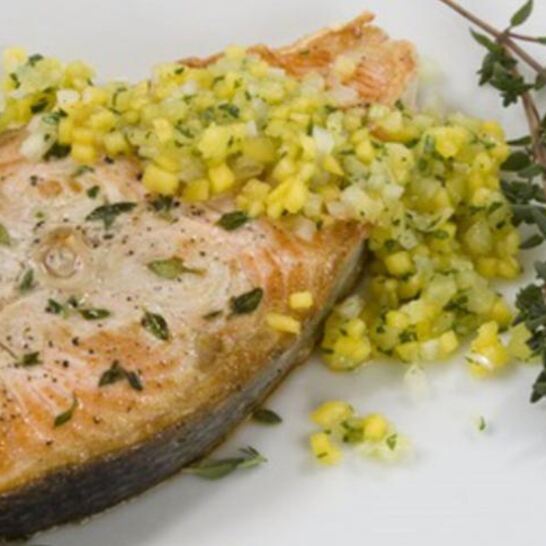 Рецепт стейка из лосося с фруктовой сальсой