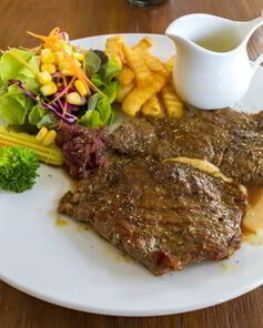 Стейк из оленины с соусом из крыжовника