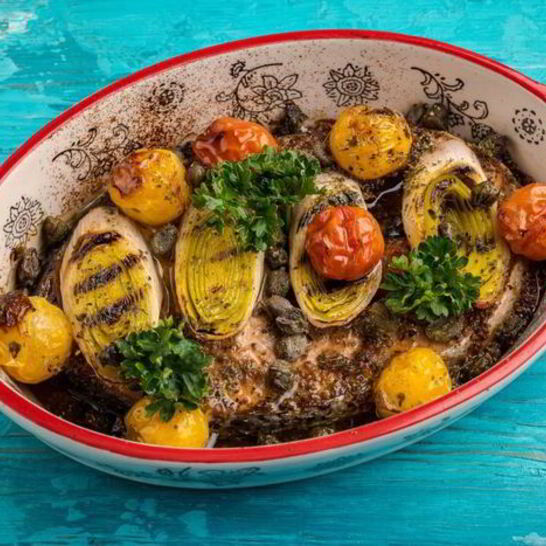 Рецепт стейка лосося, запеченный с помидорами черри